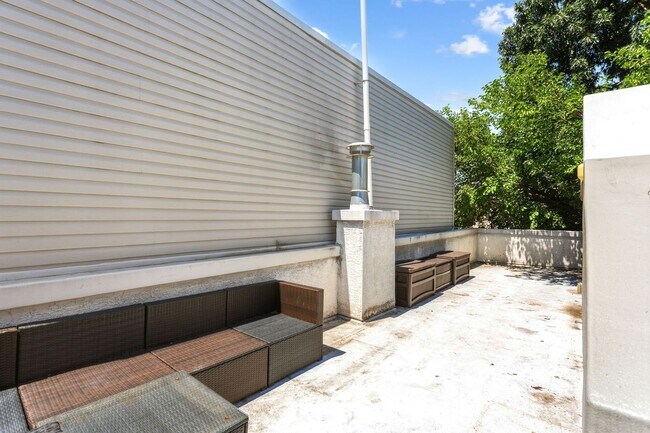 Building Photo - 2318 E Thompson St