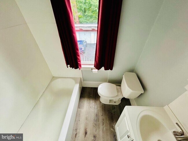 Building Photo - 303 Kenny St