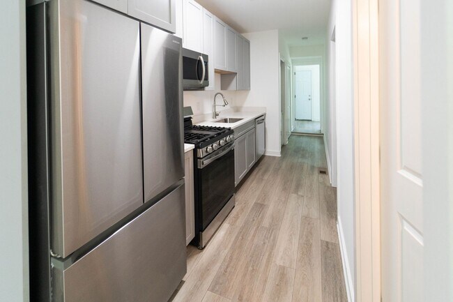 Building Photo - Move In Ready 2 BD 1 BA close to Metro, Sh...