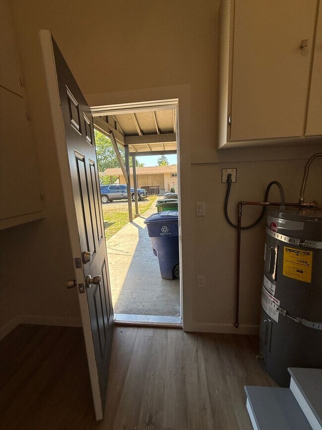 Building Photo - Large Brand New Remodeled 1 Bedroom unit with Washer Dryer Hookups - MUST SEE!!!