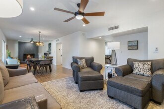Building Photo - Cute 3 Bedroom 2 Bath In Phoenix!