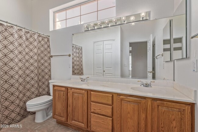 Building Photo - 589 N Acacia Dr