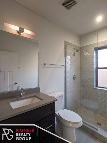 Building Photo - 2211 W Eastwood Ave