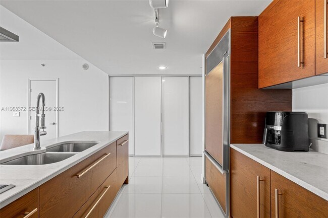 Building Photo - 495 Brickell Ave