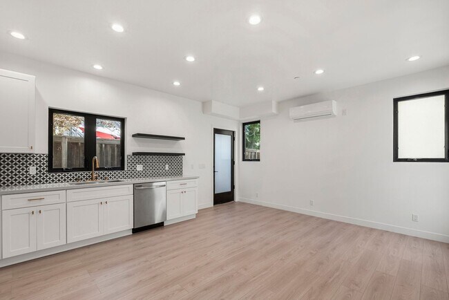 Building Photo - Stunning brand new construction, modern lu...