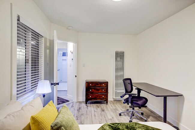 Building Photo - 675 3rd Ln