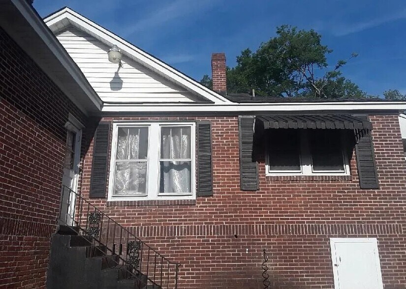 Side of house - 3417 Capers Ave