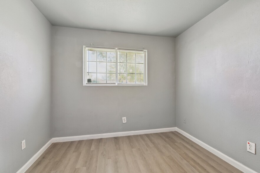 Building Photo - 1604 Parklane Dr