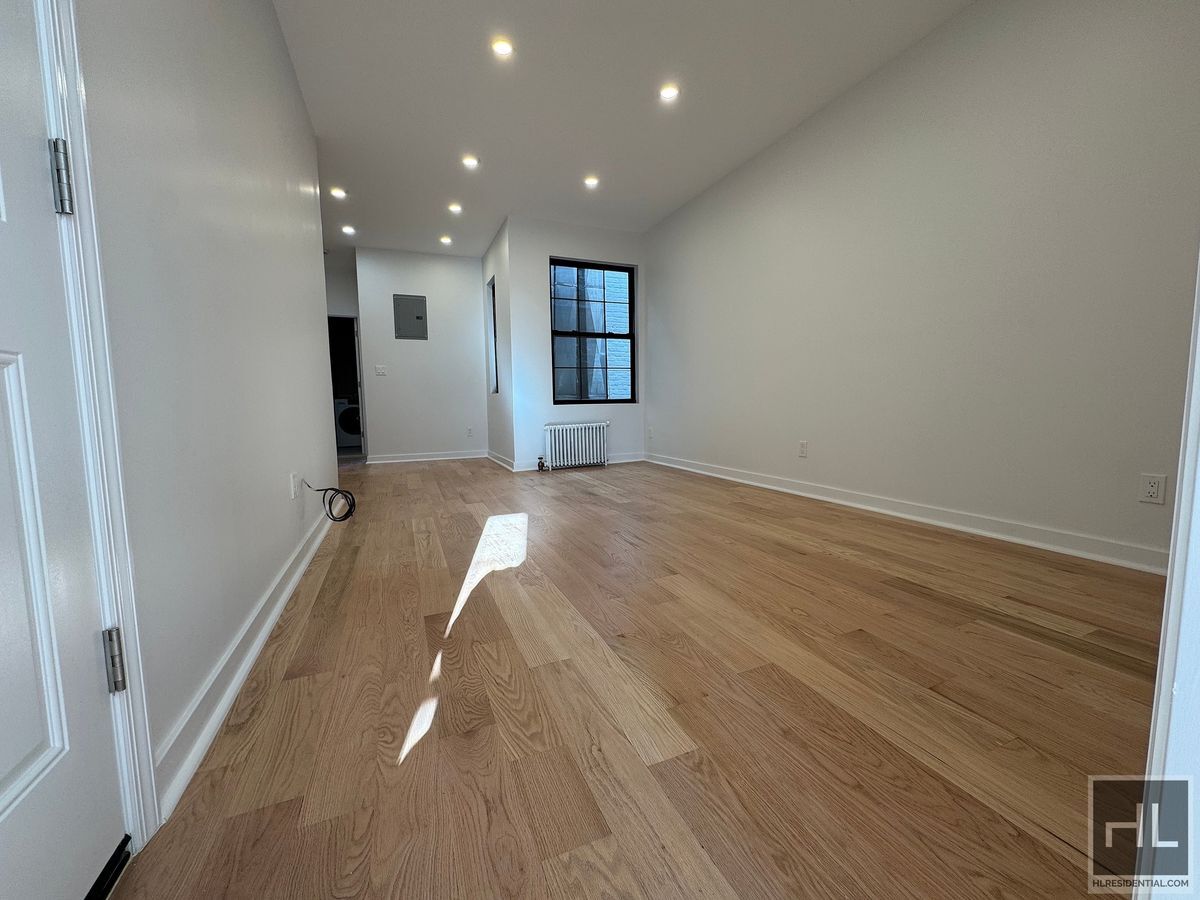 Building Photo - 31 AVENUE