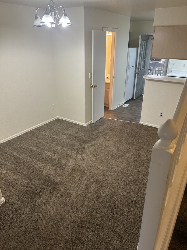 Building Photo - Beautiful 2BR/1.5B Town Home! AVAIL 09/15