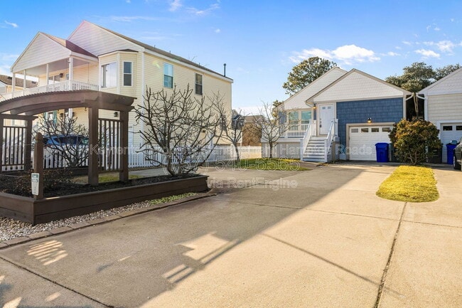 Building Photo - 9515 15th Bay St