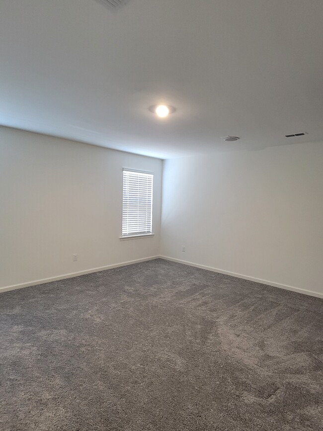 Building Photo - 645 Thomas Gage Dr