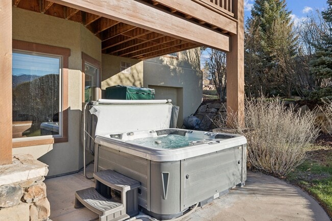 Building Photo - 6035 Mountain Ranch Dr