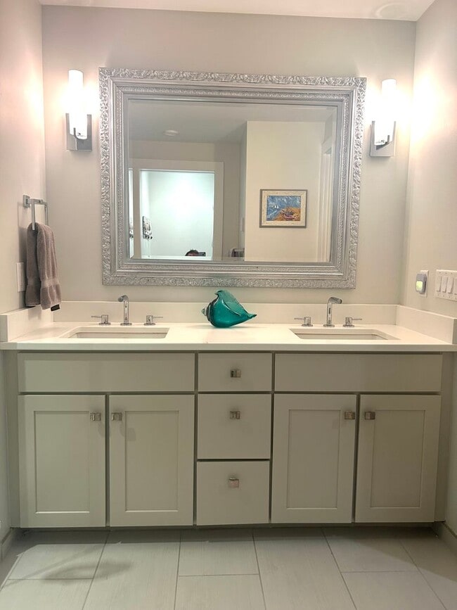 Building Photo - Gorgeous Fully Furnished 2BR/1BA Condo Ava...