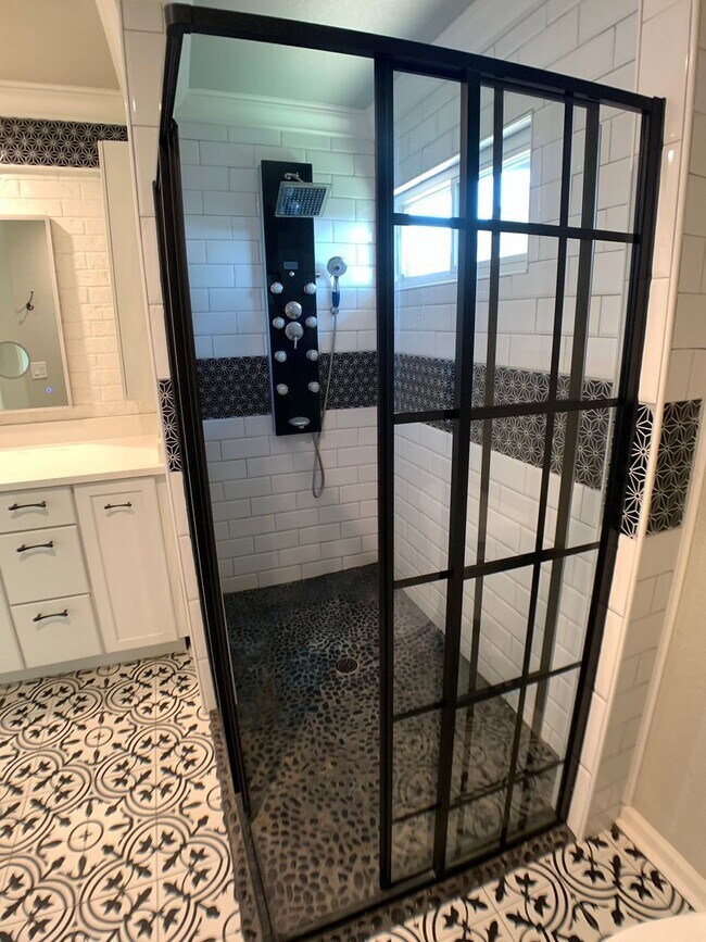 Building Photo - 1.5 Miles to Gruene / Fridge, Washer & Dryer Included / 2 Living Areas / Tons of Space / No Carpe...