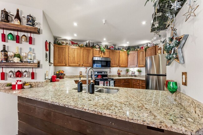Building Photo - Furnished 2BR/2BA Breckenridge Condo | Garage, Fireplace & Hot Tubs | Available Oct. 1