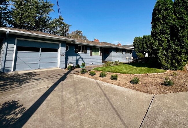 Building Photo - Beautiful North Hill Home Near Vincent Park!