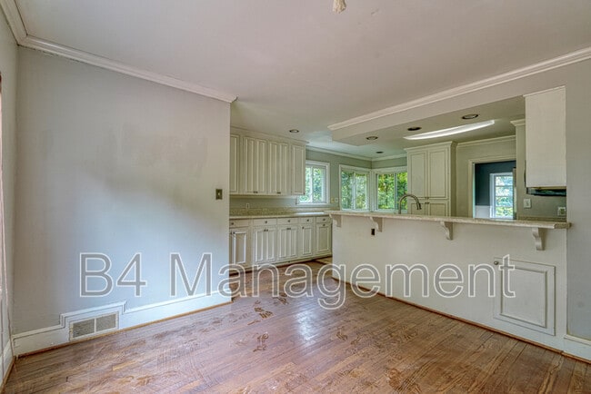 Building Photo - 925 Brentwood Dr