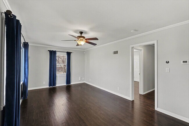 Building Photo - Remodeled 2 Bedroom 1.5 Bath - Overland Park