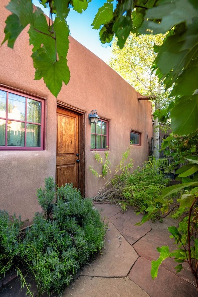 Building Photo - Santa Fe Charm in the Historic Guadalupe D...