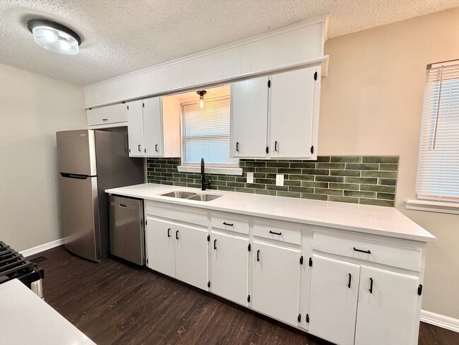 Building Photo - Newly Remodeled 3/2 Jenks Home