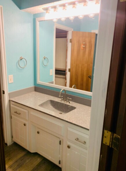 Building Photo - 2412 E Hills Dr