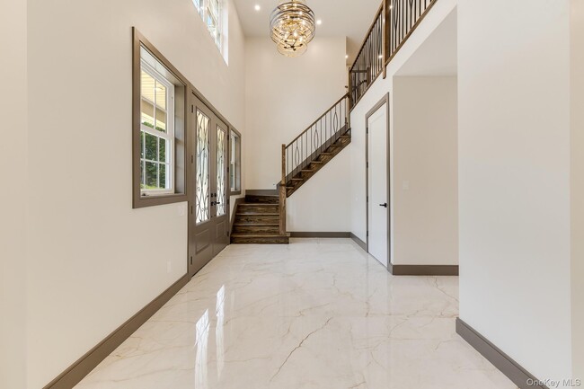 Building Photo - 2 Hallock Ct