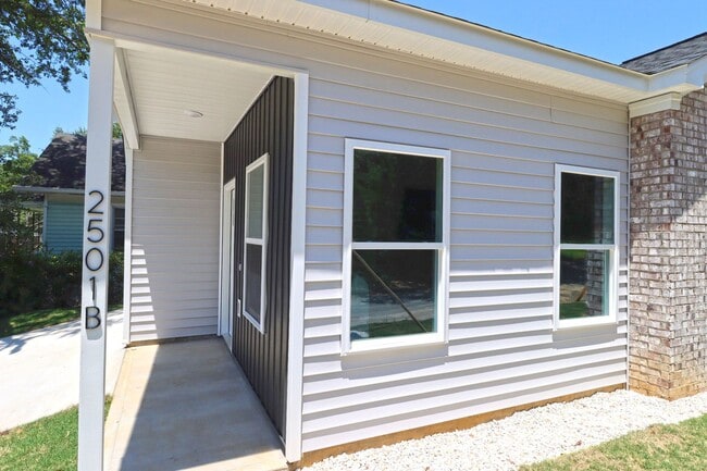 Building Photo - Student-Friendly 4BR/4BA Home in Downtown ...