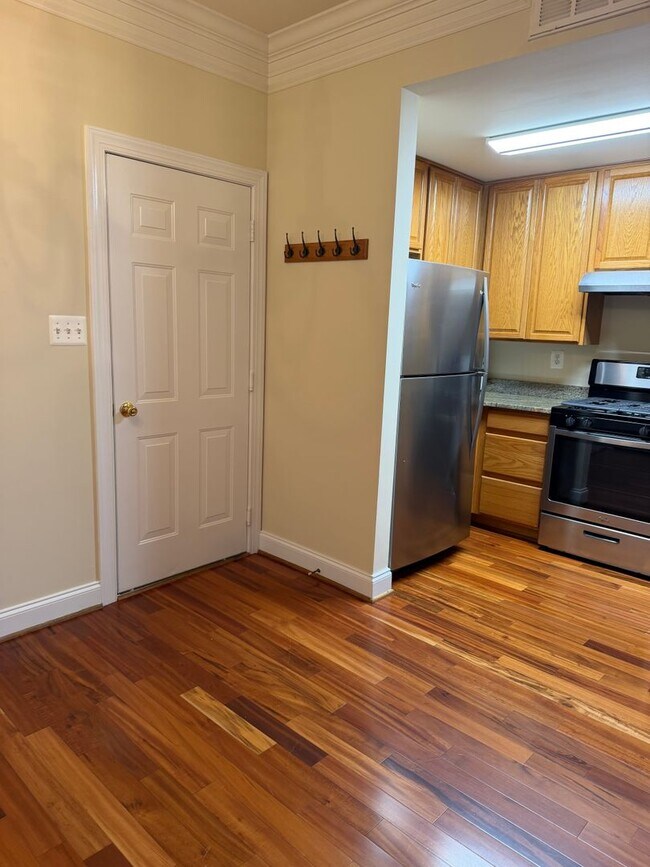 Building Photo - 908 Orchard Ridge Dr