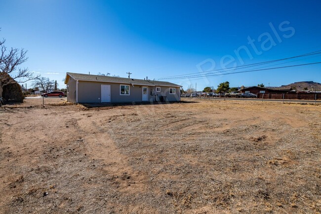 Building Photo - SPACIOUS 4 BEDROOM