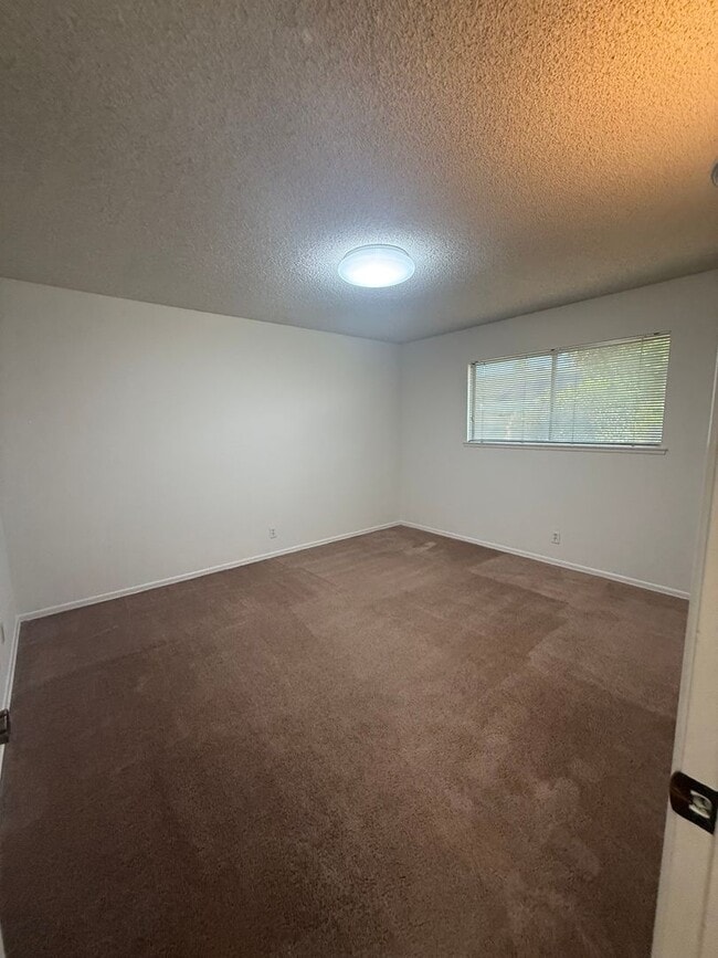 Building Photo - 3 bed, 2 bath single story home in central...