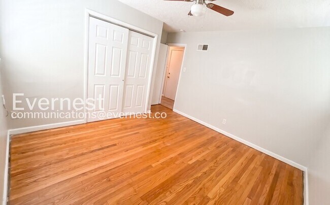 Building Photo - 3 Bed / 1 Bath / Vouchers Accepted / Available Now!