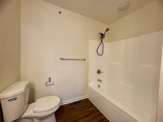 Building Photo - 3 Bedroom 2.5 Bathroom Townhome in Mechanicsburg!