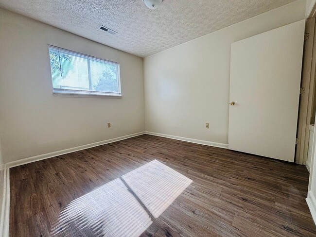 Building Photo - 3 Bedroom, 2 Bath Apartment
