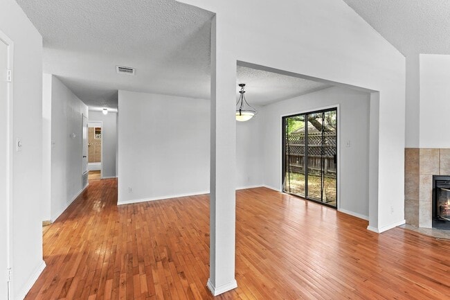 Building Photo - 607 Russet Valley Dr