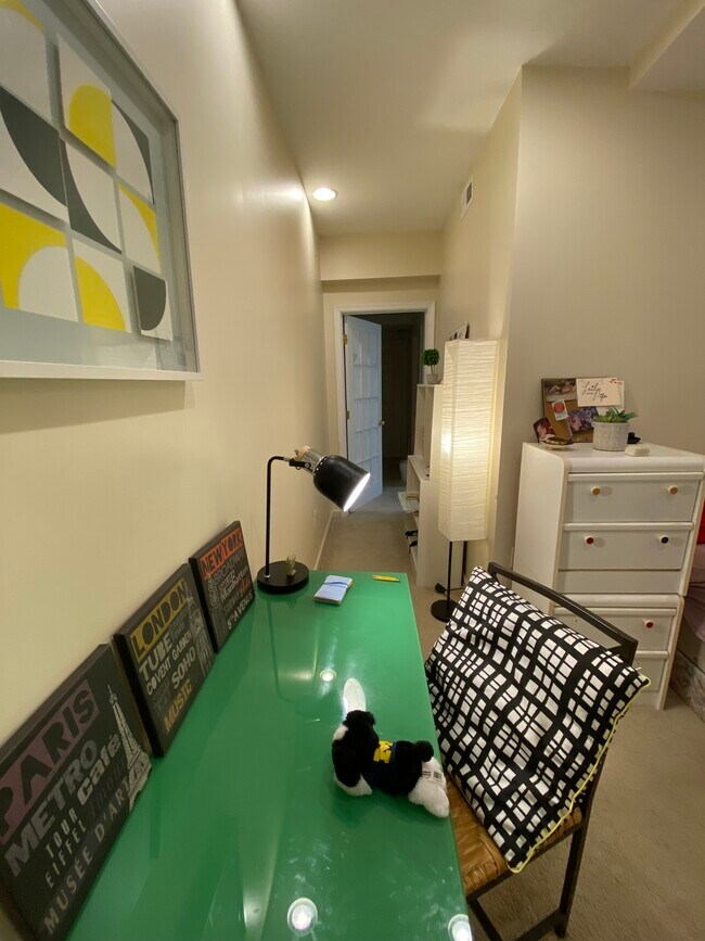 Unit # 1 - 5102 Warren Plz NW