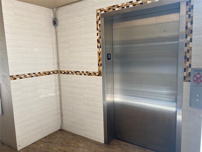 Building Photo - 800 SW 131st Ave