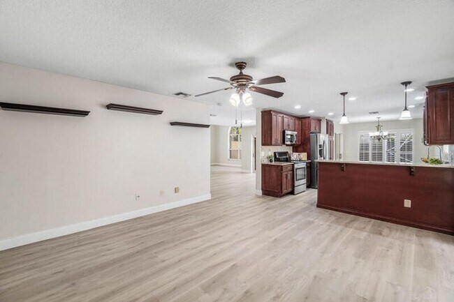 Building Photo - 10425 Buena Ventura Dr