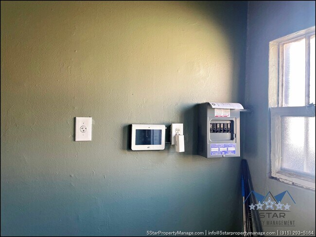 Building Photo - 1909 Yandell Dr