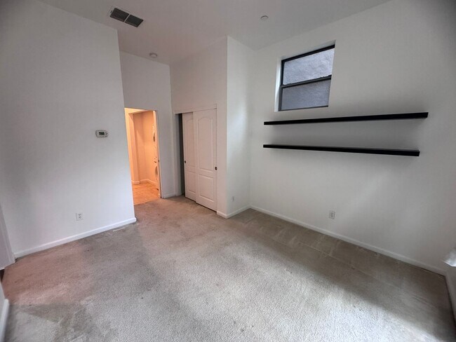 Building Photo - 2 Bedroom 2 Bathroom Home in West Sac