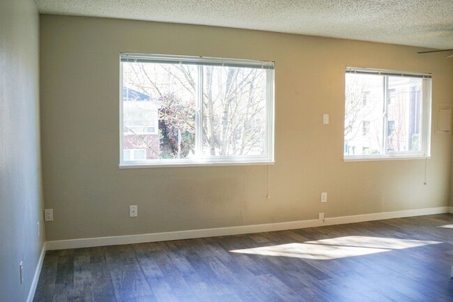 Building Photo - Close in SE Trendy Buckman - Updated 1st Floor 1 Bedroom!