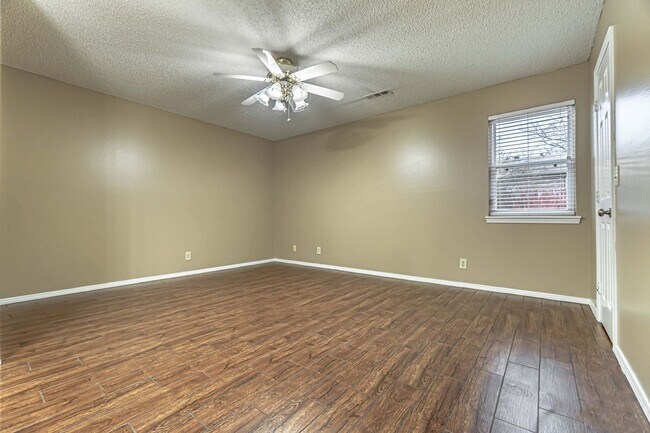 Building Photo - Quiet and Quaint Duplex in Rogers!