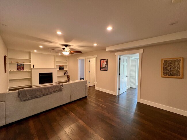 Building Photo - Beautifully Updated Home!  Fenced Yard!