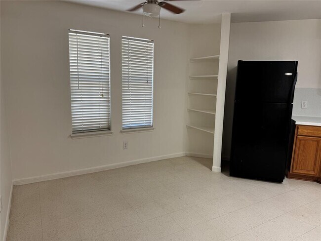 Building Photo - 2207 N Cannes Dr