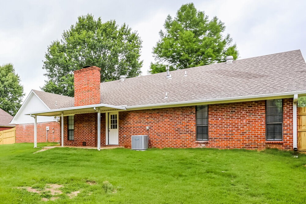 Building Photo - 7221 Blue Grass Rd