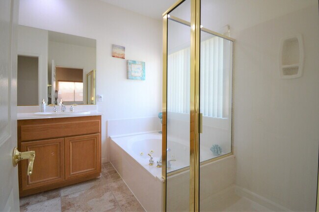 Building Photo - 3 Bedrooms and 2.5 Bathrooms Home on 7th Tee!