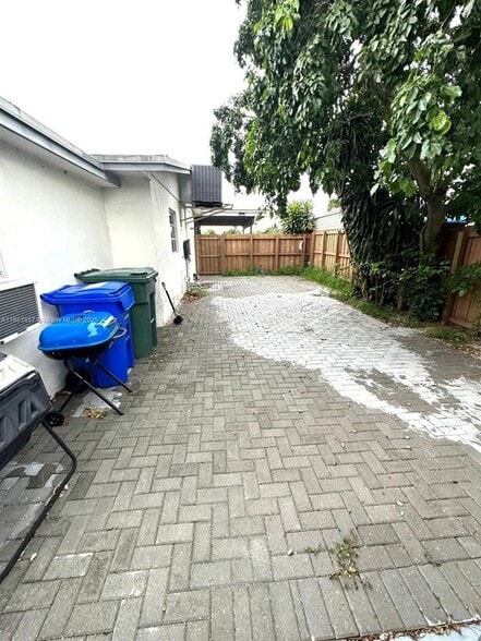 Building Photo - 2751 SW 4th Ct