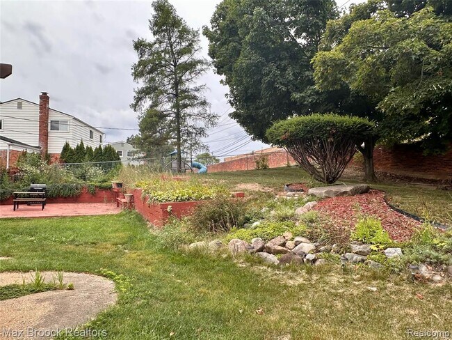 Building Photo - 6942 Leslee Crest Dr