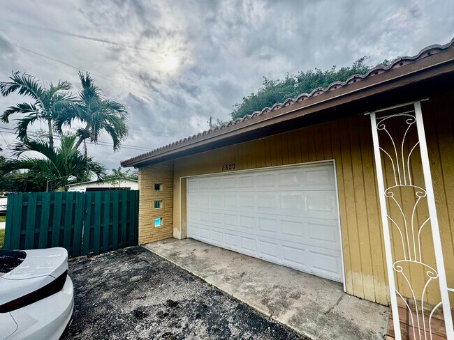 Building Photo - 1520 N 25th Ave