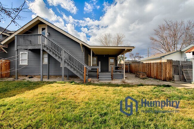 Building Photo - Charming home within walking distance to the greenbelt.